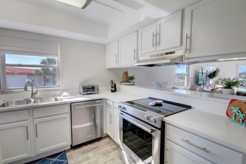 Condo, 2 Bedrooms | Private kitchen | Fridge, oven, stovetop, coffee/tea maker