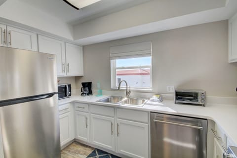 Condo, 2 Bedrooms | Private kitchen | Fridge, oven, stovetop, coffee/tea maker