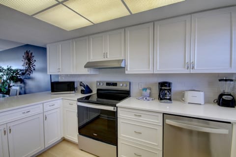 Condo, 2 Bedrooms | Private kitchen | Fridge, oven, coffee/tea maker, toaster