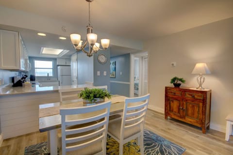 Condo, 2 Bedrooms | Dining