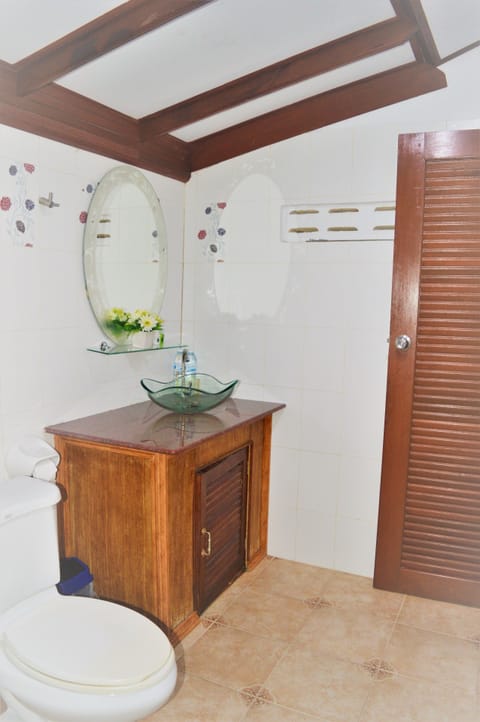 Luxury Villa | Bathroom | Shower, free toiletries, towels