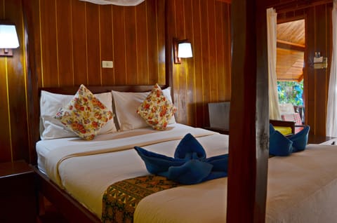 Deluxe Room | Desk, rollaway beds, free WiFi