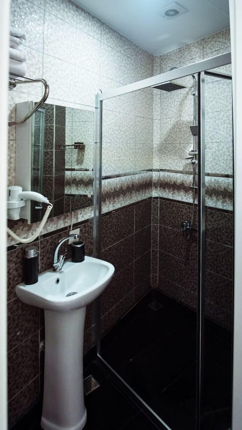 Double Room | Bathroom | Shower, free toiletries, hair dryer, slippers