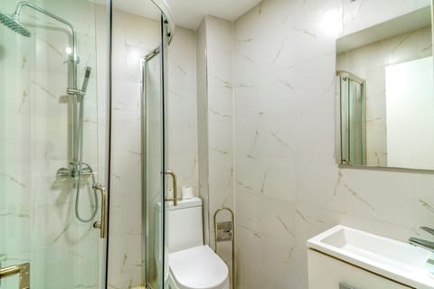 Superior Studio, 1 Queen Bed, Kitchenette, Mountain View | Bathroom