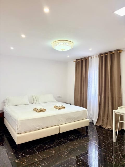 Superior Studio, 1 Queen Bed, Kitchenette, Mountain View | Free WiFi, bed sheets