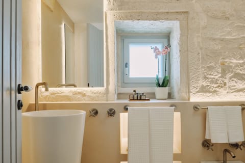 Superior Double Room (con Hammam) | Bathroom | Designer toiletries, hair dryer, bathrobes, slippers