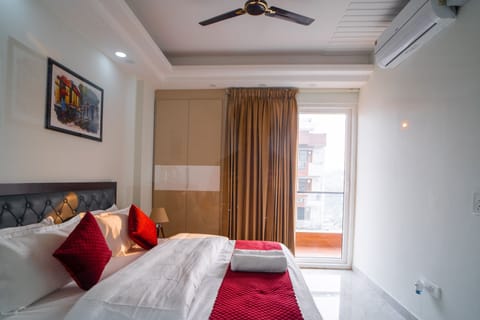 1 bedroom, Egyptian cotton sheets, premium bedding, down comforters