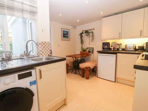 Cottage | Private kitchen | Fridge, electric kettle, toaster, cookware/dishes/utensils