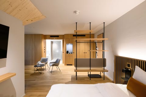 Luxury Suite | Desk, laptop workspace, soundproofing, free WiFi