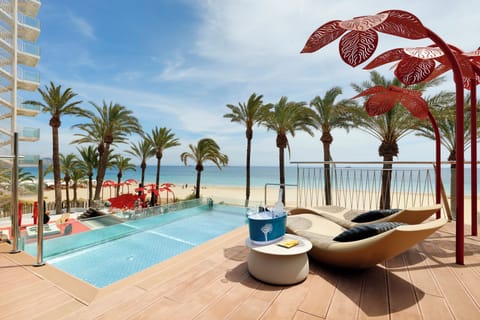 Beach nearby, sun loungers, beach umbrellas, beach towels