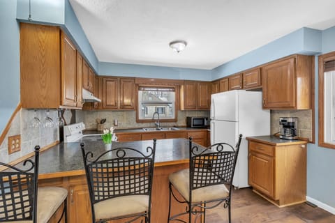 House, 3 Bedrooms | Private kitchen | Fridge, oven, coffee/tea maker