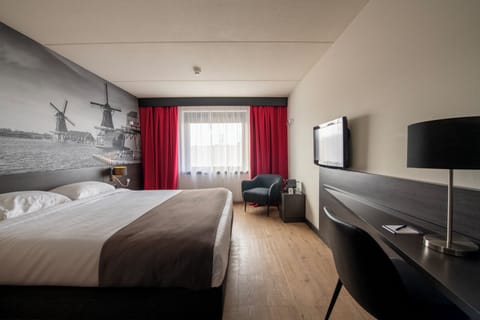 Deluxe Double Room, 1 King Bed | In-room safe, desk, iron/ironing board, free cribs/infant beds