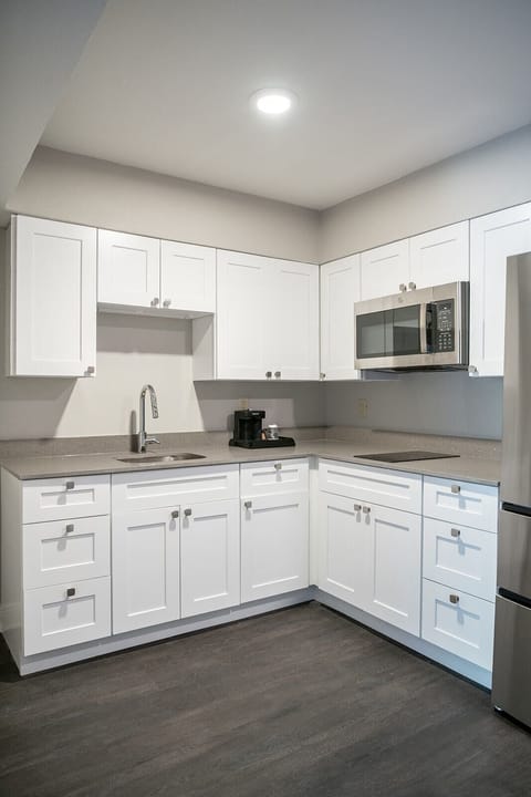 Suite, 1 King Bed, Non Smoking, Courtyard View | Private kitchen | Coffee/tea maker