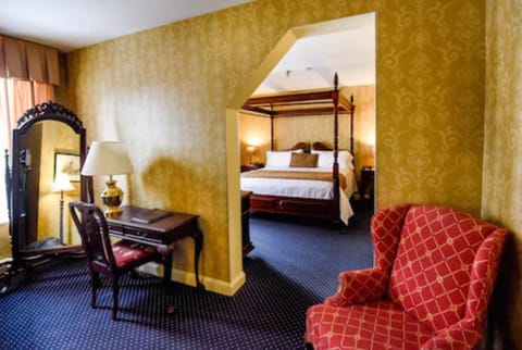 Standard Room, 1 King Bed | Premium bedding, in-room safe, iron/ironing board