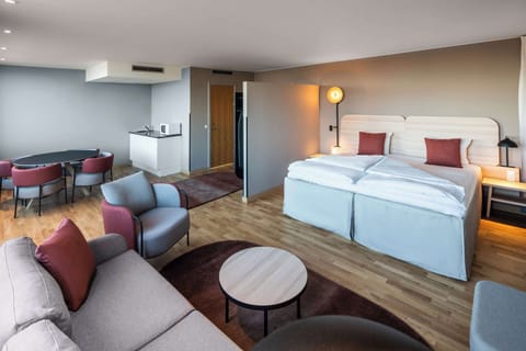 Hypo-allergenic bedding, in-room safe, desk, laptop workspace