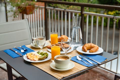 Daily buffet breakfast for a fee