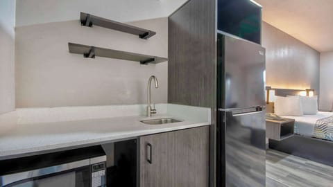 Desk, laptop workspace, free WiFi, bed sheets