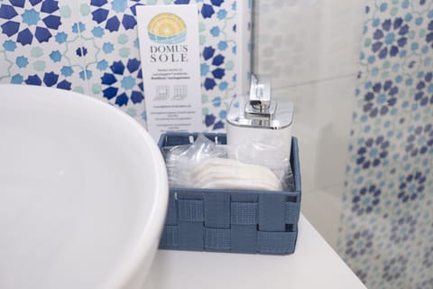 Deluxe Double Room | Bathroom | Shower, rainfall showerhead, free toiletries, hair dryer