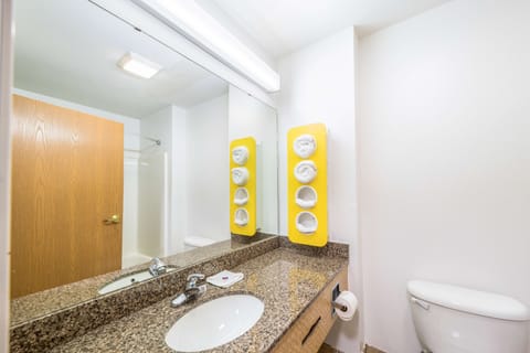 Combined shower/tub, towels