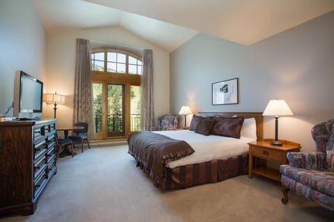 King, Slope View | Living area | 37-inch flat-screen TV with cable channels, TV, DVD player