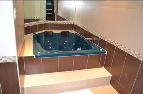 Jacuzzi Master Suite | Jetted tub