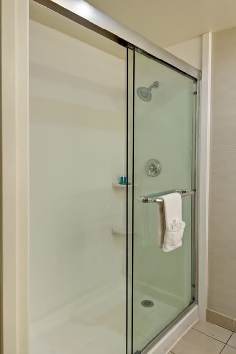 Combined shower/tub, hair dryer, towels