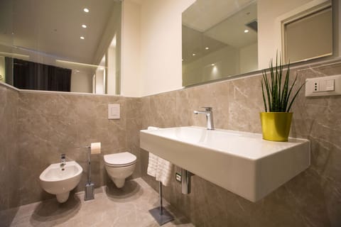 Superior Room, City View | Bathroom | Hair dryer, towels, soap, shampoo