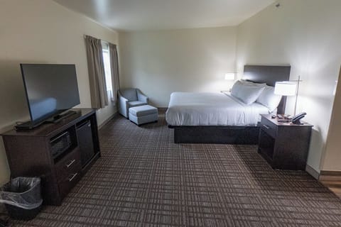 Suite, 1 King Bed, Non Smoking (Whirlpool with Audible/Visual Alert) | Iron/ironing board, free WiFi, bed sheets