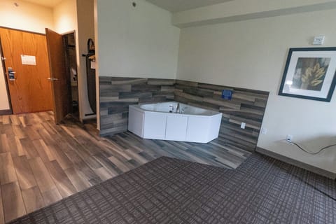 Suite, 1 King Bed, Non Smoking (Whirlpool with Audible/Visual Alert) | Iron/ironing board, free WiFi, bed sheets