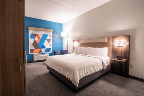 Standard Room, 1 King Bed, Accessible, Bathtub (Communications) | In-room safe, desk, laptop workspace, blackout drapes