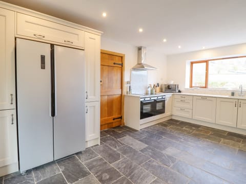 Cottage | Private kitchen | Fridge, dishwasher, electric kettle, toaster
