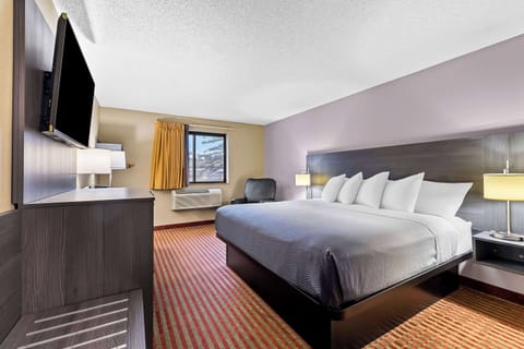 Standard Room, 1 King Bed | Desk, iron/ironing board, free cribs/infant beds, rollaway beds