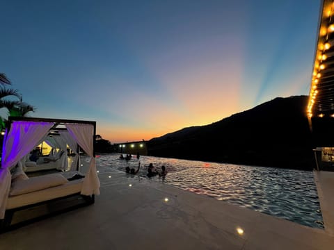 Infinity pool