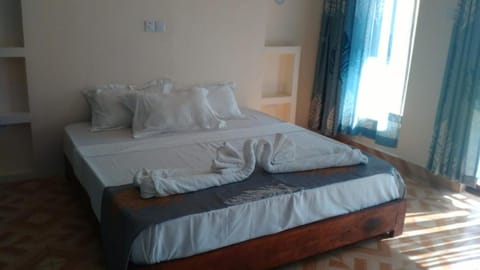Shower, rainfall showerhead, free toiletries, towels
