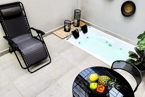 Private spa tub