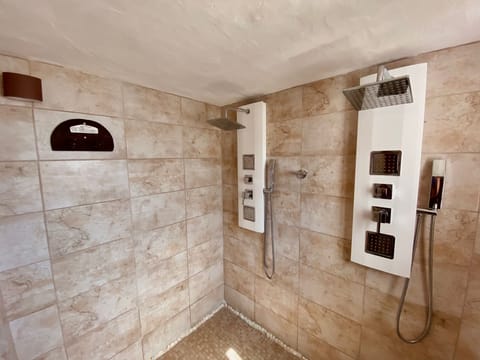 Family Quadruple Room | Bathroom | Shower, hydromassage showerhead, free toiletries, hair dryer