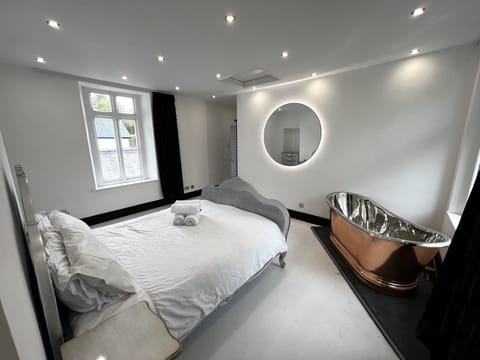 Luxury Apartment | Blackout drapes, soundproofing, iron/ironing board, free WiFi