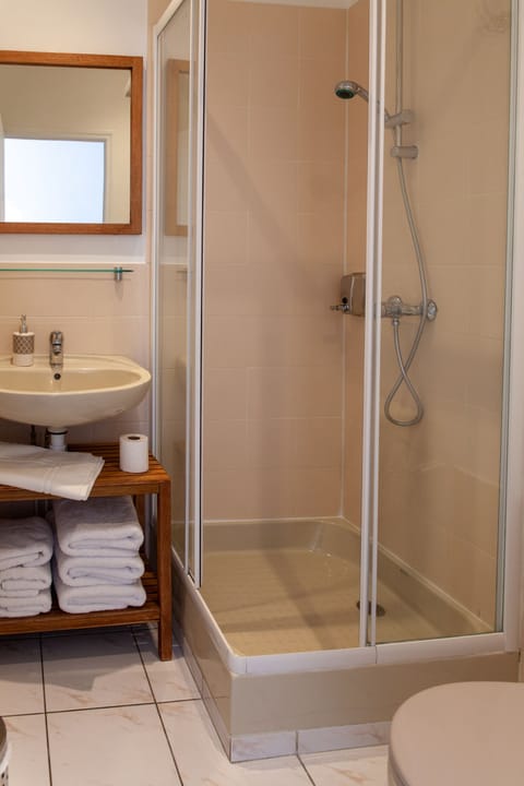 Classic Room | Bathroom | Hair dryer, towels