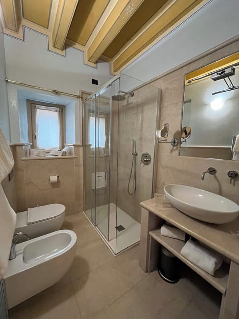 Junior Suite | Bathroom | Combined shower/tub, free toiletries, hair dryer, bathrobes