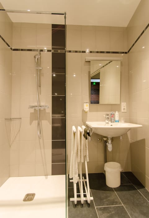 Comfort Room | Bathroom | Rainfall showerhead, free toiletries, hair dryer, towels