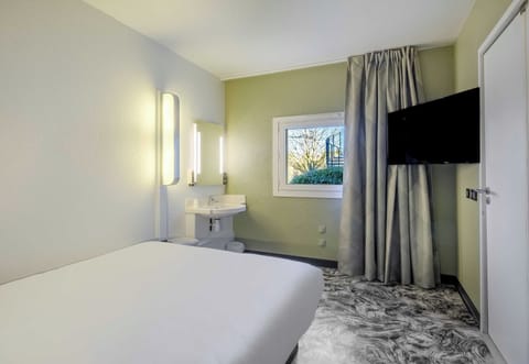 Double Room, Mobility Accessible, Non Smoking | Desk, free WiFi, bed sheets