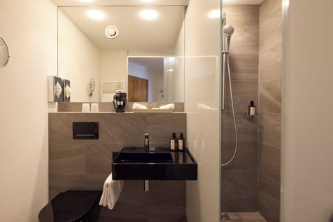 Deluxe Double Room, Balcony | Bathroom | Designer toiletries, hair dryer, bathrobes, slippers