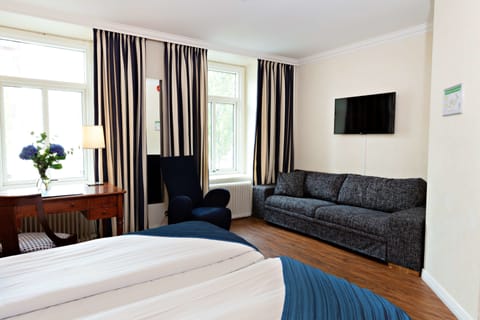 Family Room, 2 Twin Beds, Non Smoking (with Sofabed) | Hypo-allergenic bedding, desk, iron/ironing board