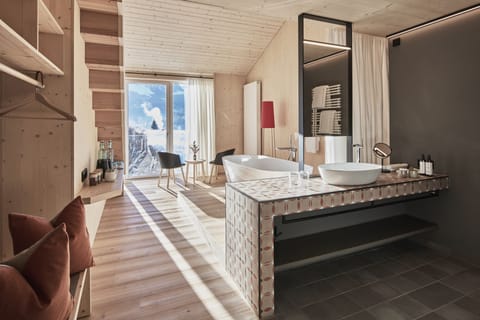 Deluxe Suite | Hypo-allergenic bedding, down comforters, minibar, in-room safe