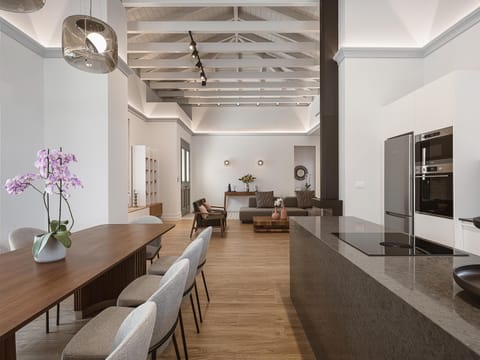 City Villa, 5 Bedrooms, Private Pool | Private kitchen | Fridge, microwave, oven, stovetop