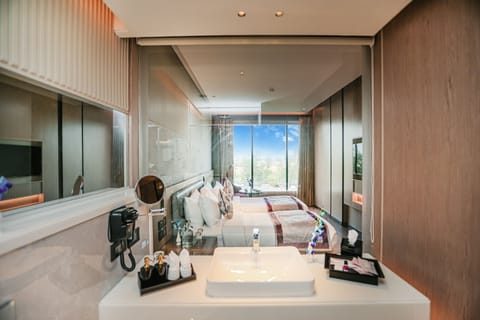 Standard Room | Minibar, in-room safe, blackout drapes, iron/ironing board