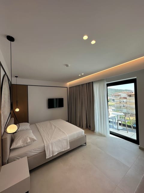 Deluxe Double Room, Balcony | Minibar, in-room safe, individually furnished, desk