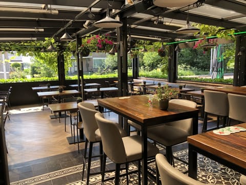 Breakfast, lunch, dinner served; alfresco dining