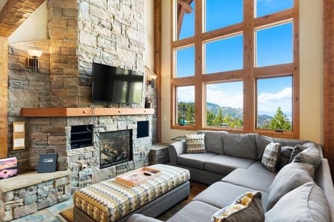 House, 5 Bedrooms | Living area | Smart TV