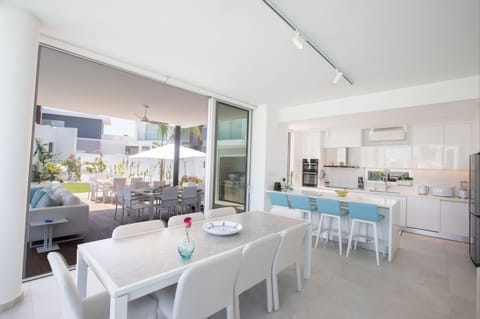 Villa, 4 Bedrooms, Private Pool, Garden View | Dining